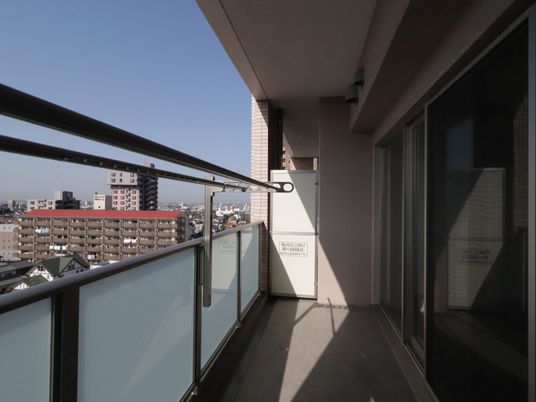 広々とした明るいバルコニー