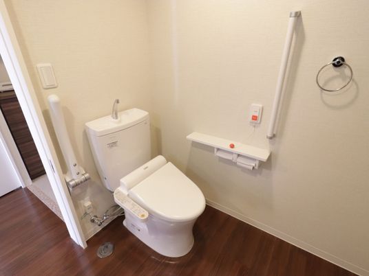 バリアフリー設計のトイレ