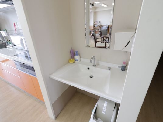 清潔な洗面台と共用スペース