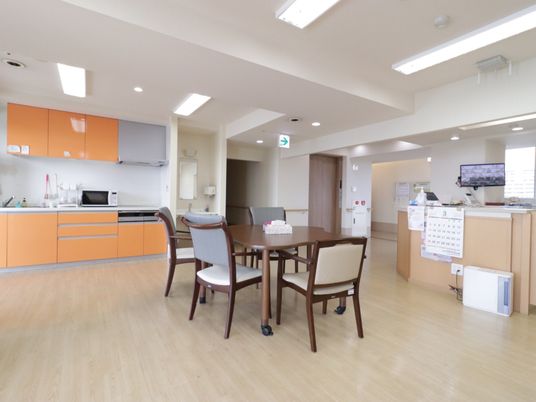 オレンジキャビネットのダイニング