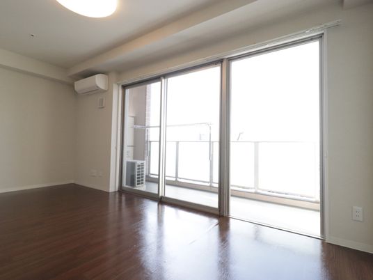 広々とした明るい居室