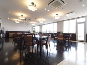 広々とした明るい食堂