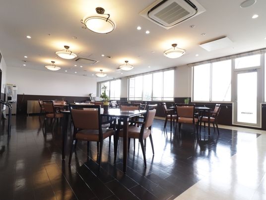 広々とした明るい食堂