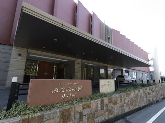 施設外観の正面入口
