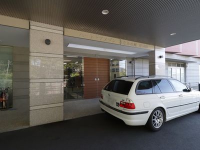 入り口と白い車