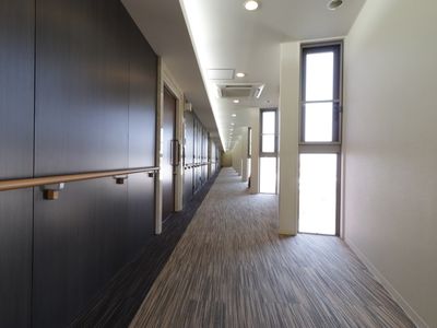 明るく広々とした廊下