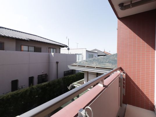青空と建物のバルコニー