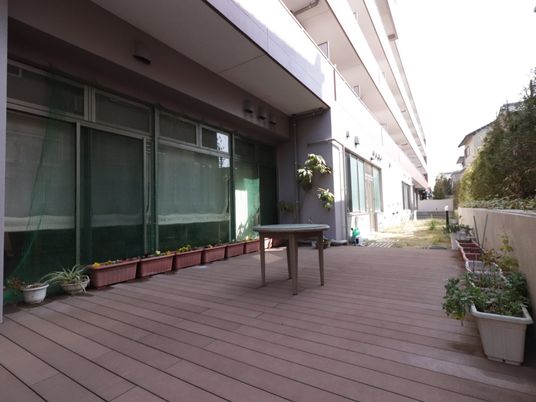 広々とした明るい中庭