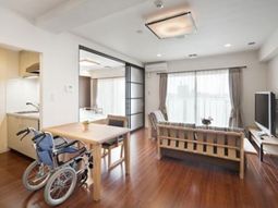 明るい居室の様子