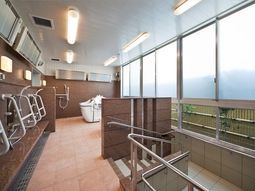 清潔感ある広々浴室