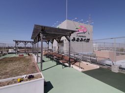 屋外の休憩スペース風景