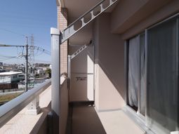 明るい日差しのバルコニー