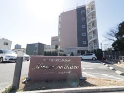 看板と建物の外観