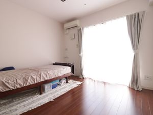 広々とした明るい居室