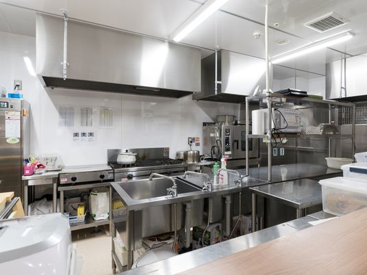 清潔なステンレスキッチン