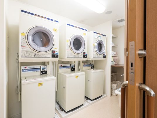 清潔なコインランドリー設備