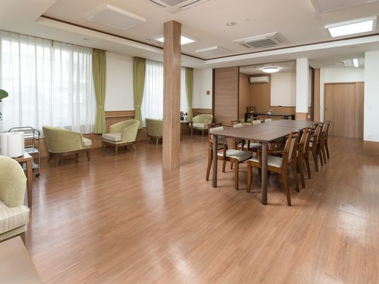 明るいダイニングスペース