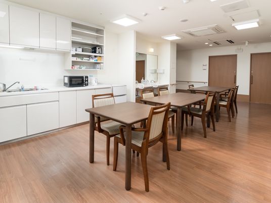 清潔な食堂の内観