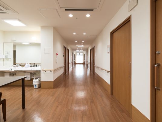 広い廊下と手洗い場