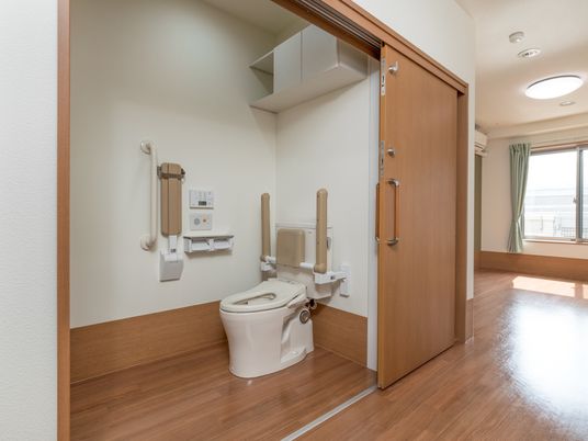 バリアフリー設計のトイレ
