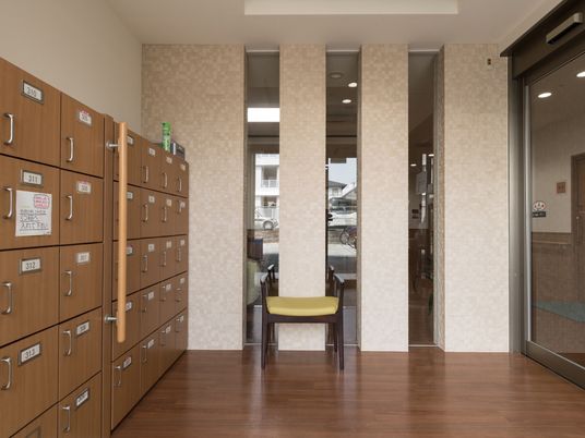 玄関と郵便受けのある廊下