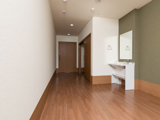 廊下と洗面台のある空間