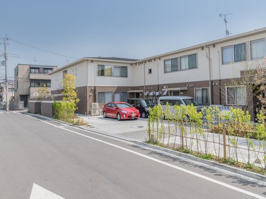 明るい施設の外観