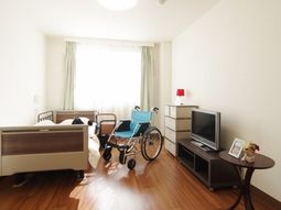 ベッドと車いすのある居室