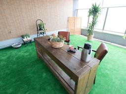 緑のカーペットのリラックススペース