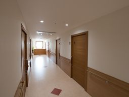 明るく清潔な廊下