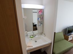居室内の洗面所とテレビ