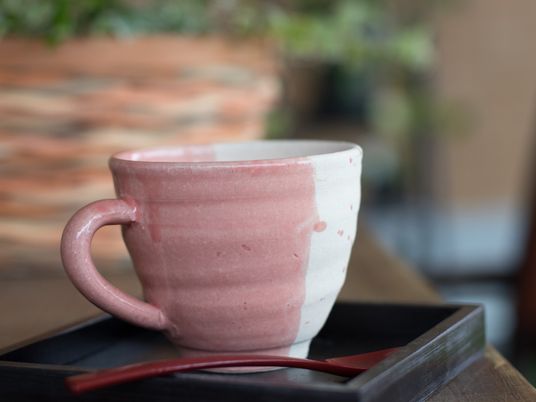 手作り風のカップと箸置き