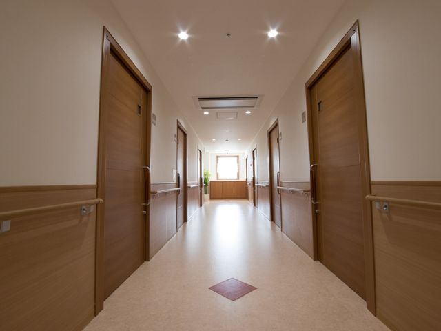明るく清潔な廊下 通路 手すりが設置された広々とした通路です。清潔感のあふれる環境で、快適にお過ごしいただけます。