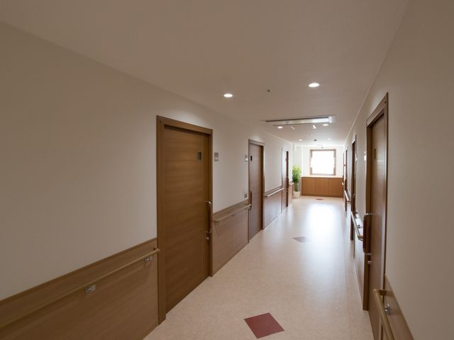 清潔感のある廊下 通路 明るく広々とした廊下が、安心の就業環境を提供しており、作業の効率も良好です。