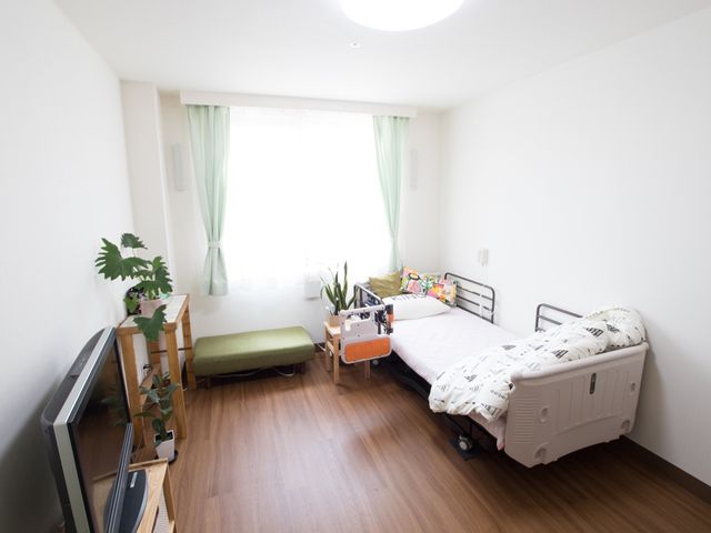 快適な居室の様子 居室 広々とした居室は日当たりが良く、心地よい空間で休息を取ることができます。必要な設備が整い、快適に過ごせる環境が整っています。