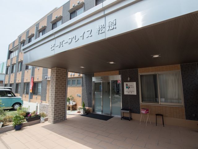 明るいエントランス外観 玄関 きれいに整備されたエントランスは訪れる人を温かく迎えます。スタッフの笑顔とともに、新しい職場での一歩を踏み出しませんか。