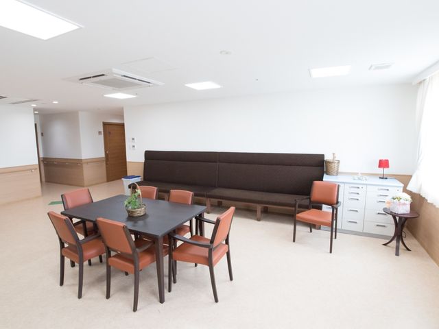 快適な共有リビング空間 談話室 ゆったりとしたソファが心地よい、明るく広々としたラウンジです。テーブル周りでのコミュニケーションも楽しむことができます。