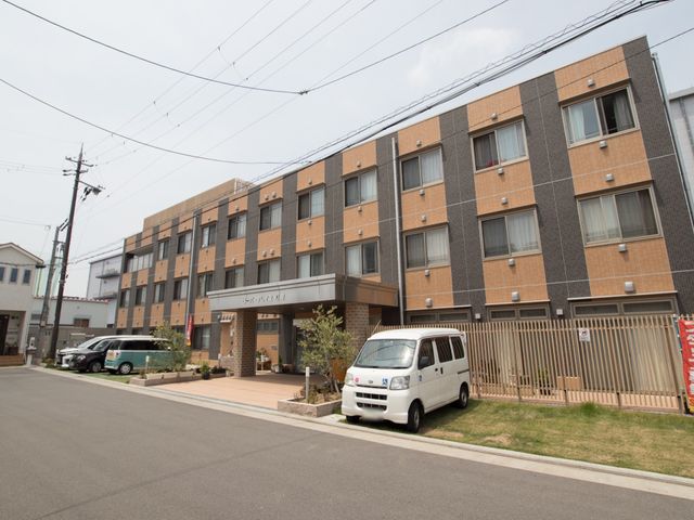 外観の施設全景 外観 モダンな建物が目を引く施設で、働く環境としても快適そうです。エントランス周りも清潔で入居者の方々を安心して迎えることができます。