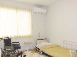 明るい居室の風景