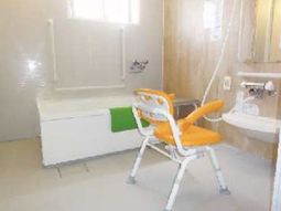 バリアフリー設計の浴室