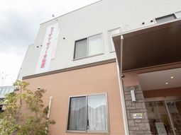 明るいエントランス外観