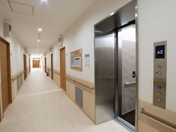 清潔な施設の廊下