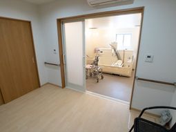 居室の入口とベッド