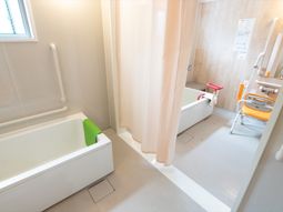 バリアフリーの洗面浴室