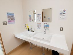 洗面台と掲示物の壁面