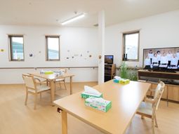 明るい居間の様子