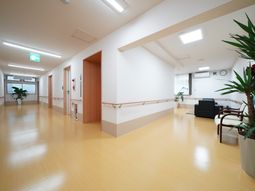 広々とした明るい廊下