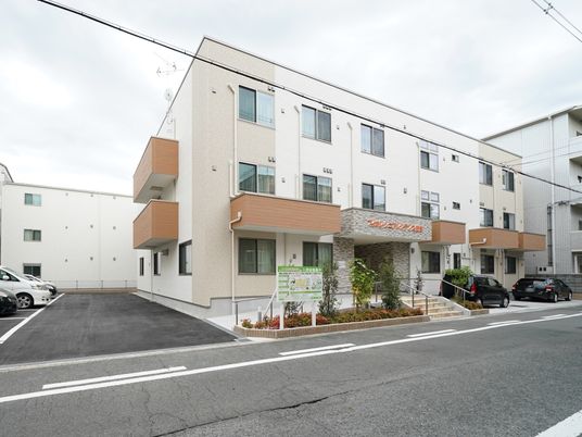 白い建物のエントランス