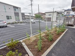 建物と駐車場の外観