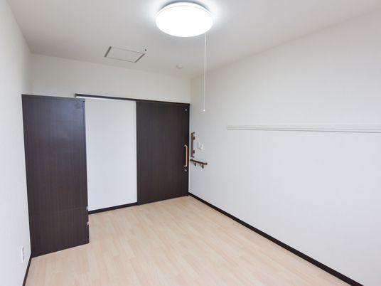 シンプルな居室の様子